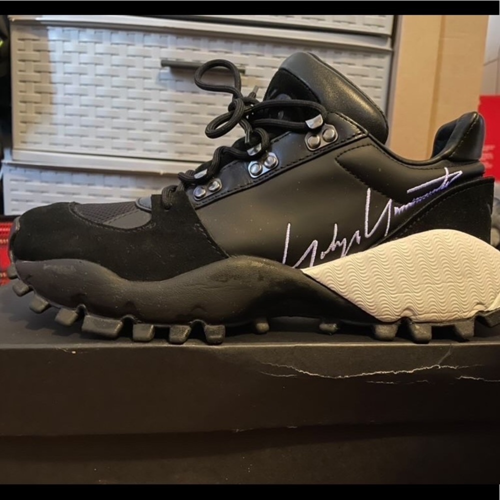 Y-3 track runners size 8